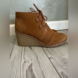 Tom’s tan boots size 8